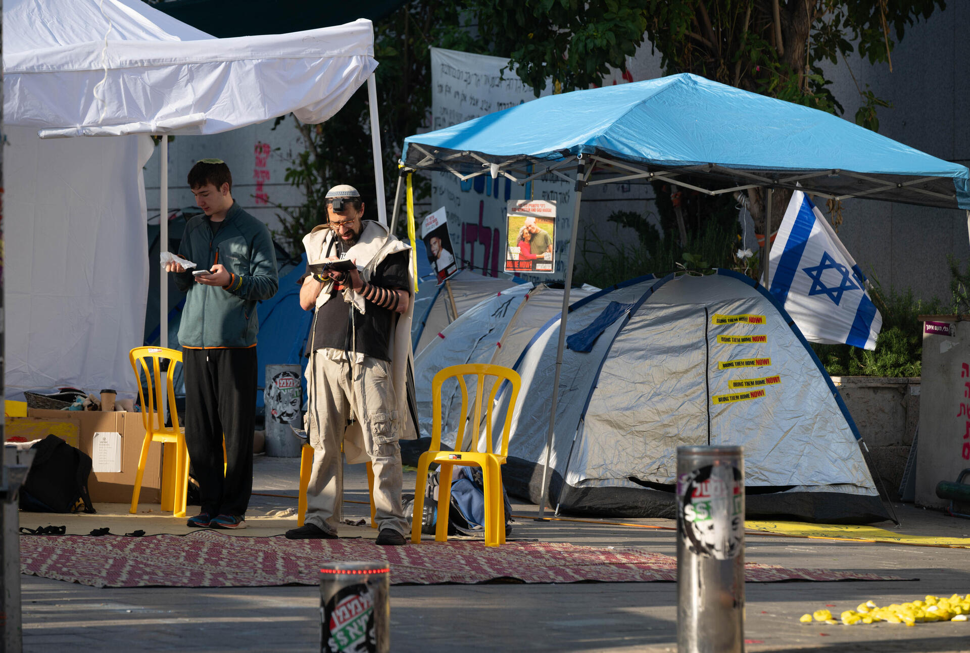 תפילת שחרית במאהל החטופים בדרך בגין 