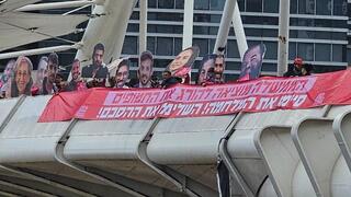 מפגינים למען עסקת חטופים על גשר יהודית בתל אביב