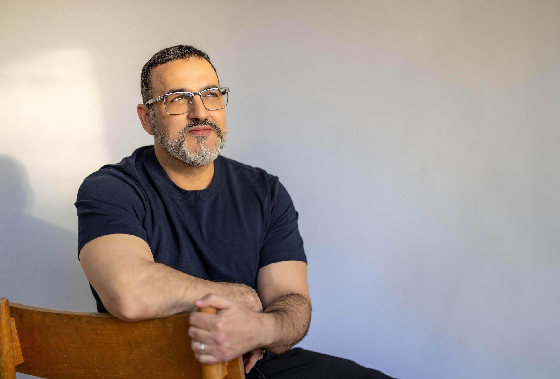 כמה להיטים קובי אפללו צריך להוציא עד שיזהו אותו ברחוב? 