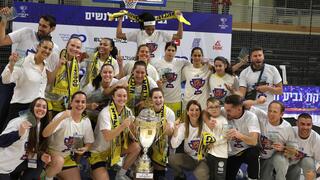 שחקניות מכבי אשדוד עם גביע המדינה