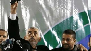  אוסאמה טבש מחבל חוסל בתמונה עומד ליד יחיא סינוואר