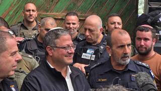 איתמר בן גביר ומפכ"ל המשטרה דני לוי, בהערכת מצב ברחבת הכותל, בנושא הפעילות המשטרתית בתקופת הרמדאן