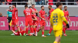 שחקני הפועל תל אביב בטירוף לאחר השער