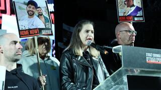 דורון שטיינברכר נואמת בעצרת בכיכר החטופים