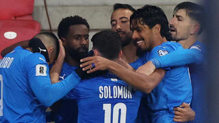 שחקני נבחרת ישראל חוגגים