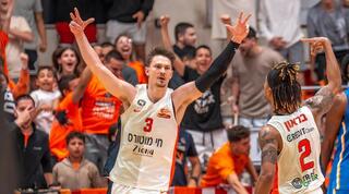 ברייס בראון וג'ייק ואן טוברגן חוגגים