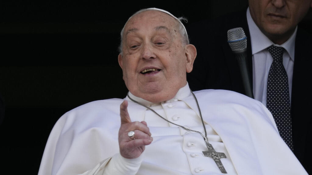 Pope Francis waves to his supporters upon his release from Gemelli Hospital in Rome, Italy (Photo: Domenico Stinellis/AP) האפיפיור אפיפיור פרנסיסקוס מנופף לתמוכיו עם שחרורו מ בית החולים ג'מלי ב רומא איטליה