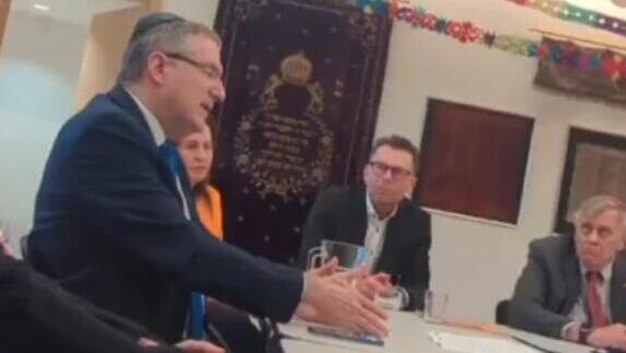  דוד רוט, שגריר ישראל באוסטריה, במהלך פגישה עם הקהילה היהודית באינסברוק הביע תמיכה בהוצאה להורג של בני נוער חמושים בעזה