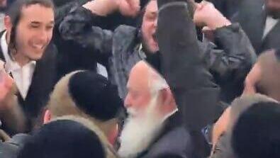 השר יצחק גולדקנופף בחתונה של אחיינו כשברקע מתנגן שיר: "בשלטון הכופרים אין אנו מאמינים, ובלשכותיהם אין אנו מתייצבים"