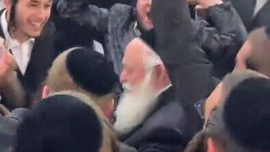 השר יצחק גולדקנופף בחתונה של אחיינו כשברקע מתנגן שיר: "בשלטון הכופרים אין אנו מאמינים, ובלשכותיהם אין אנו מתייצבים"