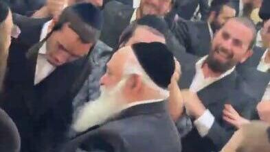 השר יצחק גולדקנופף בחתונה של אחיינו כשברקע מתנגן שיר: "בשלטון הכופרים אין אנו מאמינים, ובלשכותיהם אין אנו מתייצבים"