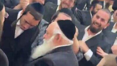 השר יצחק גולדקנופף בחתונה של אחיינו כשברקע מתנגן שיר: "בשלטון הכופרים אין אנו מאמינים, ובלשכותיהם אין אנו מתייצבים"