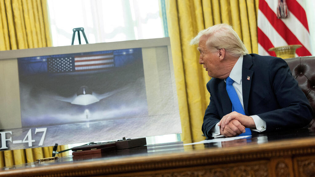 דונלד טראמפ לצד תמונה של מטוס F-47 
