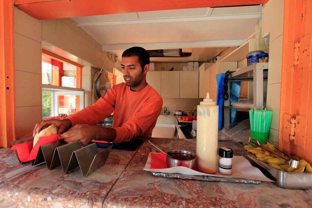 הפלאפל הכתום, רחובות