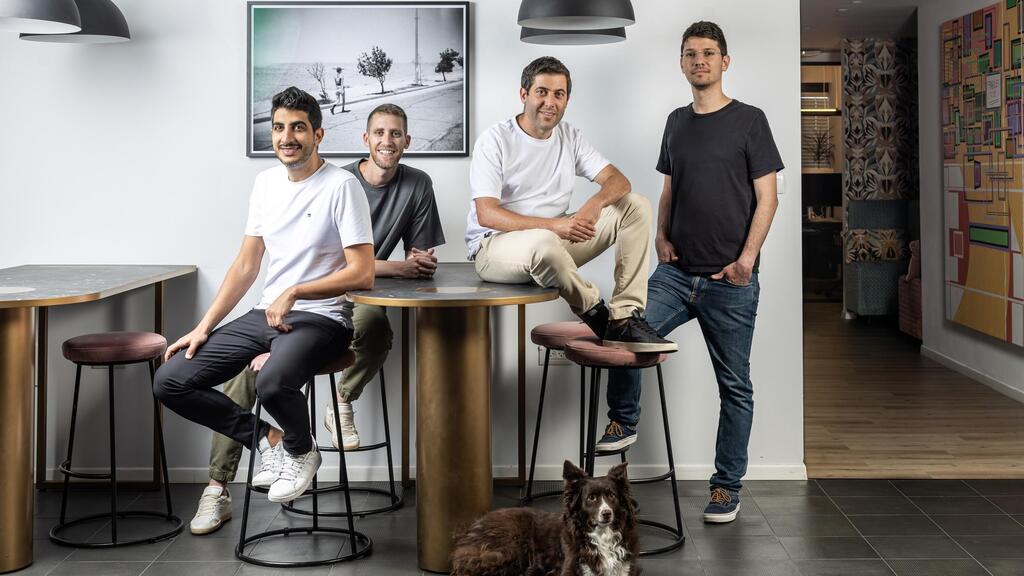 המייסדים השותפים של חברת וויז, מימין לשמאל: רועי רזניק, עמי לוטבק, אסף רפפורט וינון קוסטיקה