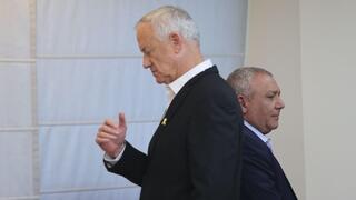 יו"ר המחנה הממלכתי בני גנץ וחבר הסיעה גדי איזנקוט בישיבת סיעה