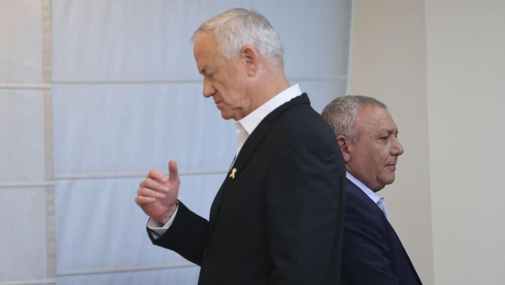 יו"ר המחנה הממלכתי בני גנץ וחבר הסיעה גדי איזנקוט בישיבת סיעה