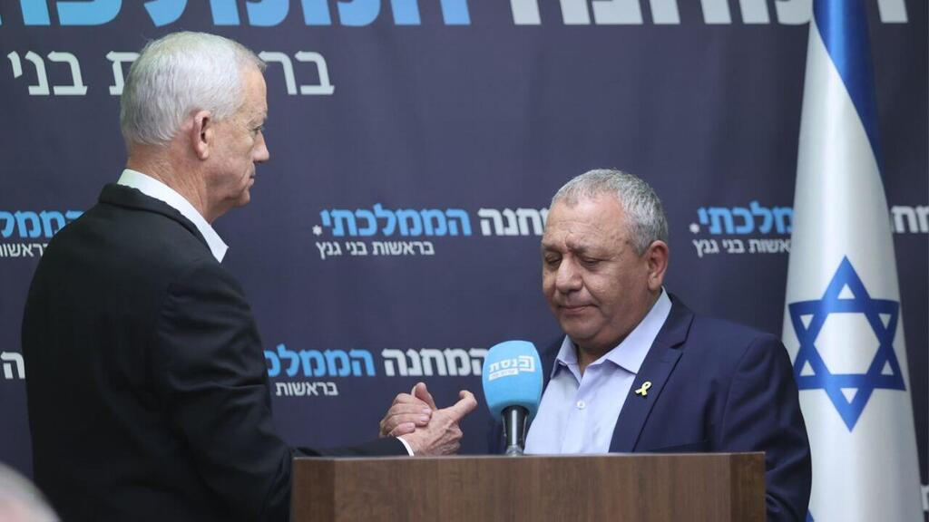 יו"ר המחנה הממלכתי בני גנץ וחבר הסיעה גדי איזנקוט בישיבת סיעה