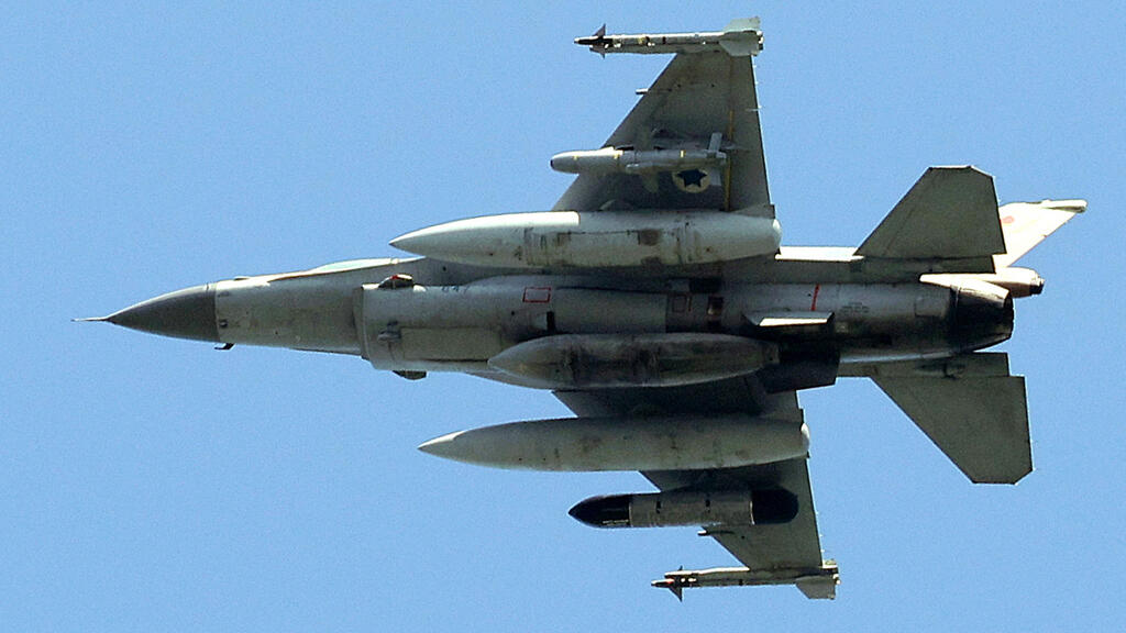 מטוס f-16 של חיל האוויר מעל יקנעם עילית