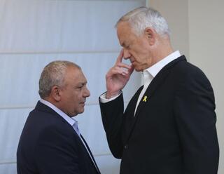 יו"ר המחנה הממלכתי בני גנץ וחבר הסיעה גדי איזנקוט בישיבת סיעה