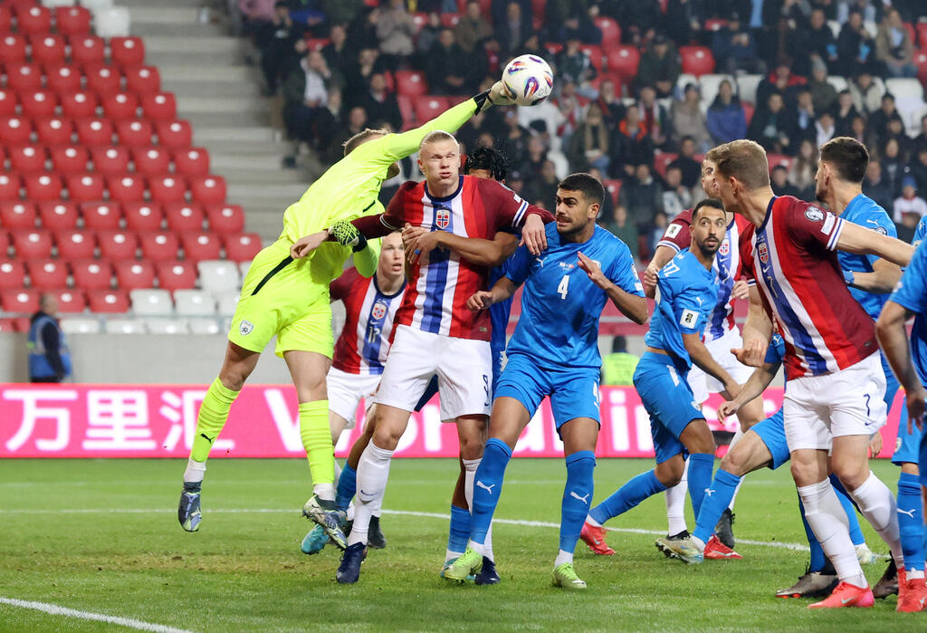 שחקן נבחרת ישראל רז שלמה מול שחקן נבחרת נורבגיה ארלינג הולאנד