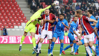 שחקן נבחרת ישראל רז שלמה מול שחקן נבחרת נורבגיה ארלינג הולאנד