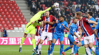 שחקן נבחרת ישראל רז שלמה מול שחקן נבחרת נורבגיה ארלינג הולאנד