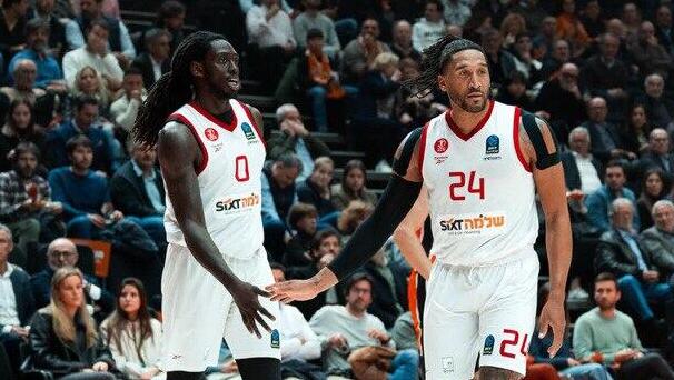 שחקן הפועל ת"א ג'ונתן מוטלי עם איש וויינרייט