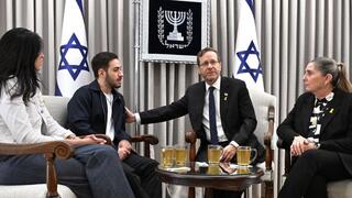פגישתם של נשיא המדינה יצחק הרצוג עם שורד השבי עומר שם טוב