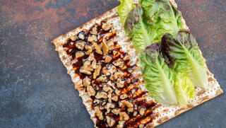 Харосет и зелень на маце 