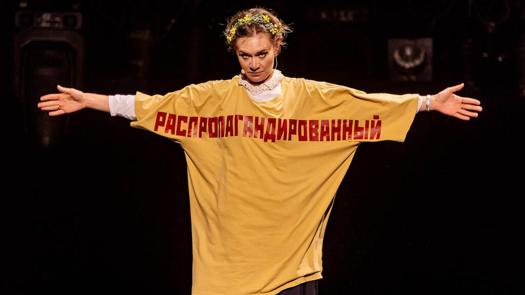 Сцена из спектакля "Надеждины" 