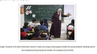 מורה בבית ספר מלמדת ילדים עם בובה לצד לוח עם תוכן שמאדיר את טבח ה-7 באוקטובר