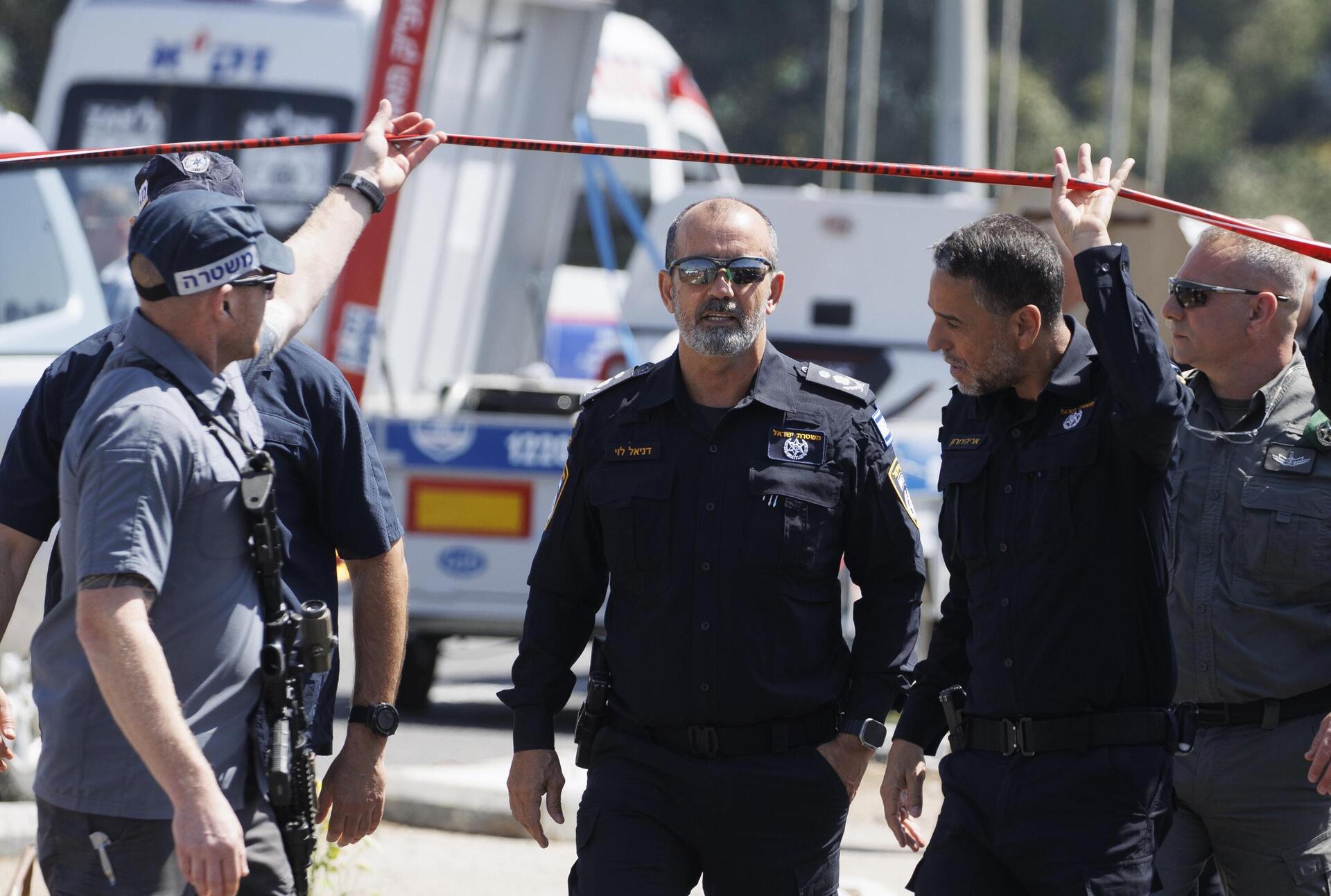 מפכ"ל המשטרה די לוי במקום הפיגוע, צומת התשבי