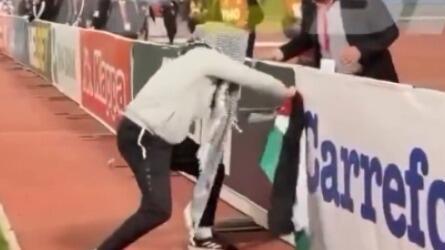 הפעיל הפלסטיני קורע את השלט