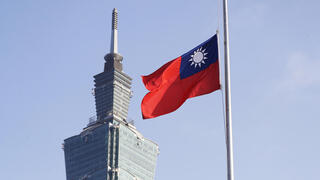 דגל טייוואן וברקע מגדל טאייפיי 101 ארכיון