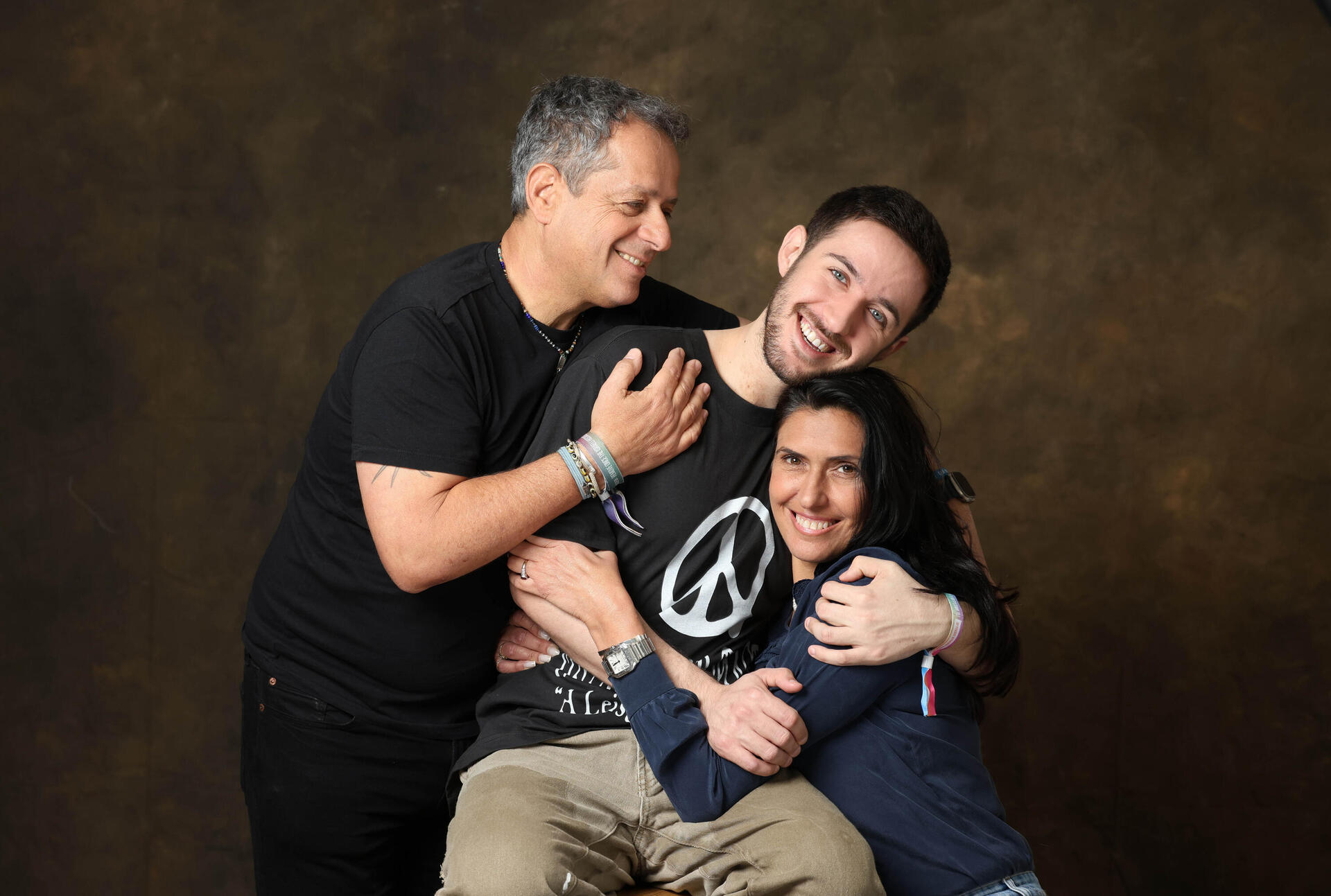 חיוך של בית ,חיוך של אושר .עומר שם טוב והוריו