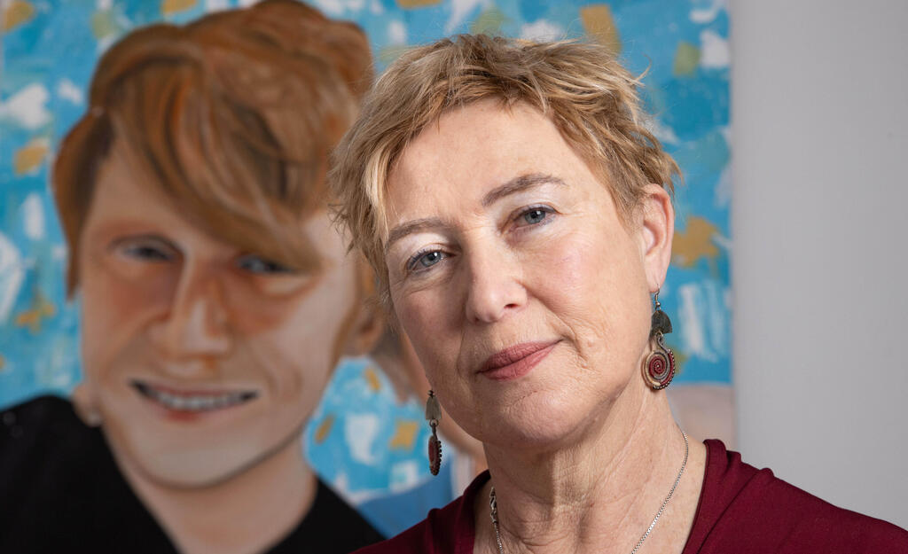 איריס חיים על רקע תמונת בנה, יותם ז"ל