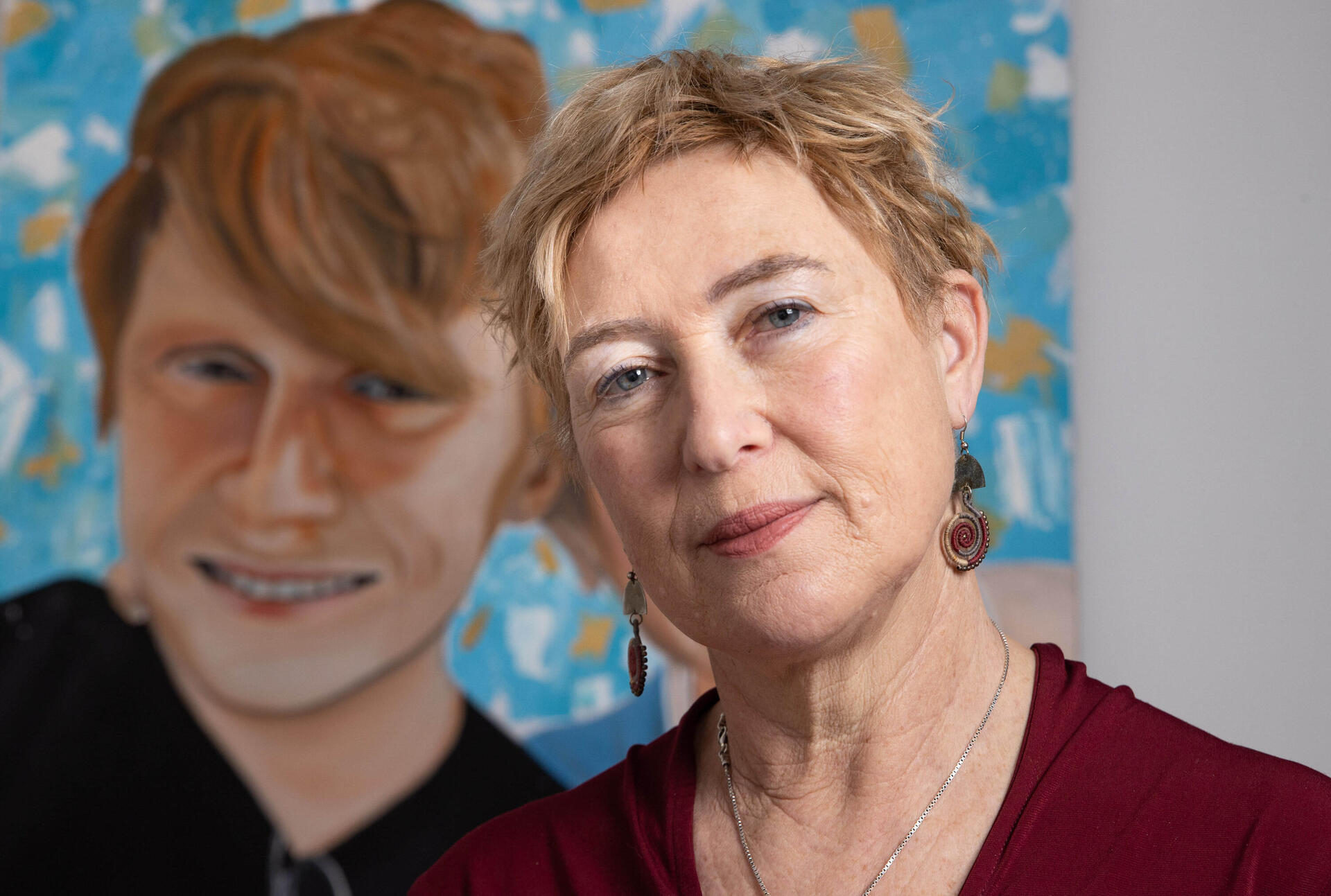 איריס חיים על רקע תמונת בנה, יותם ז"ל