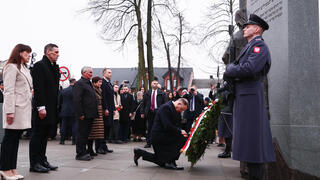 נשיא פולין כורע ברך ליד האנדרטה