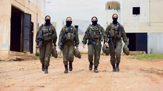 הצוות הרפואי הבכיר (מימין לשמאל): סמל ש', סגן ד"ר ע', סמל נ' וסמ"ר ג'