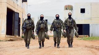 הצוות הרפואי הבכיר (מימין לשמאל): סמל ש', סגן ד"ר ע', סמל נ' וסמ"ר ג'