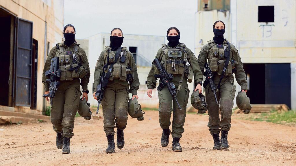 הצוות הרפואי הבכיר (מימין לשמאל): סמל ש', סגן ד"ר ע', סמל נ' וסמ"ר ג'