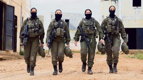 הצוות הרפואי הבכיר (מימין לשמאל): סמל ש', סגן ד"ר ע', סמל נ' וסמ"ר ג'