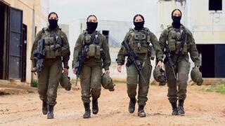 הצוות הרפואי הבכיר (מימין לשמאל): סמל ש', סגן ד"ר ע', סמל נ' וסמ"ר ג'