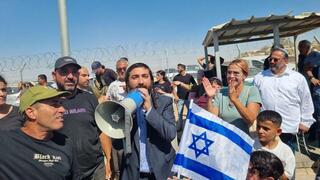 ח"כ צבי סוכות פורץ למתקן הכליאה שדה תימן יחד עם אזרחים נוספים