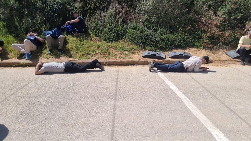 אזרחים משתטחים על הרצפה בעקבות שיגורים מתימן