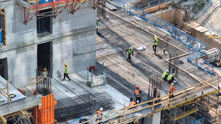 "עלות הבנייה עולה ואיתה מחירי הדירות". אתר בנייה בפתח תקווה