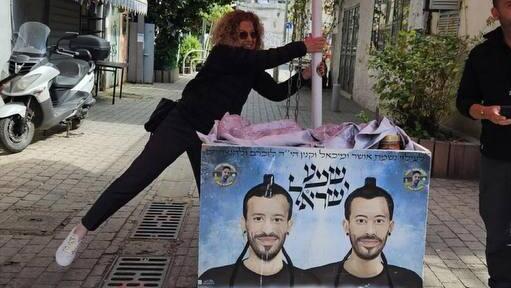 ויכוח ב-X בעקבות תמונה של מיטל להבי, סגנית ראש עיריית תל אביב-יפו,  מנסה להזיז דוכן תפילין