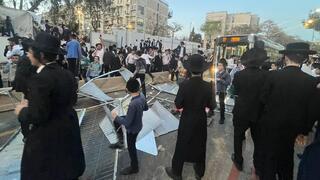 מפגינים מפרקים תמרורים בהפגנה נגד הגיוס לצה"ל בירושלים