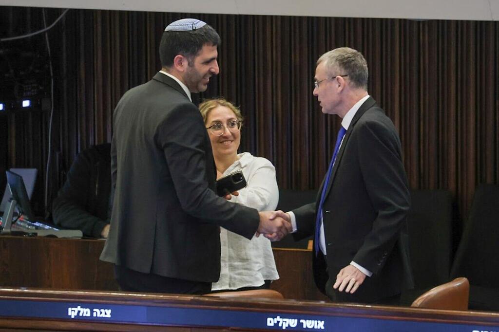 Communications Minister Shlomo Karhi and Justice Minister Yariv Levin (Photo: Knesset) הצבעת חוק יסוד השפיטה במליאת הכנסת